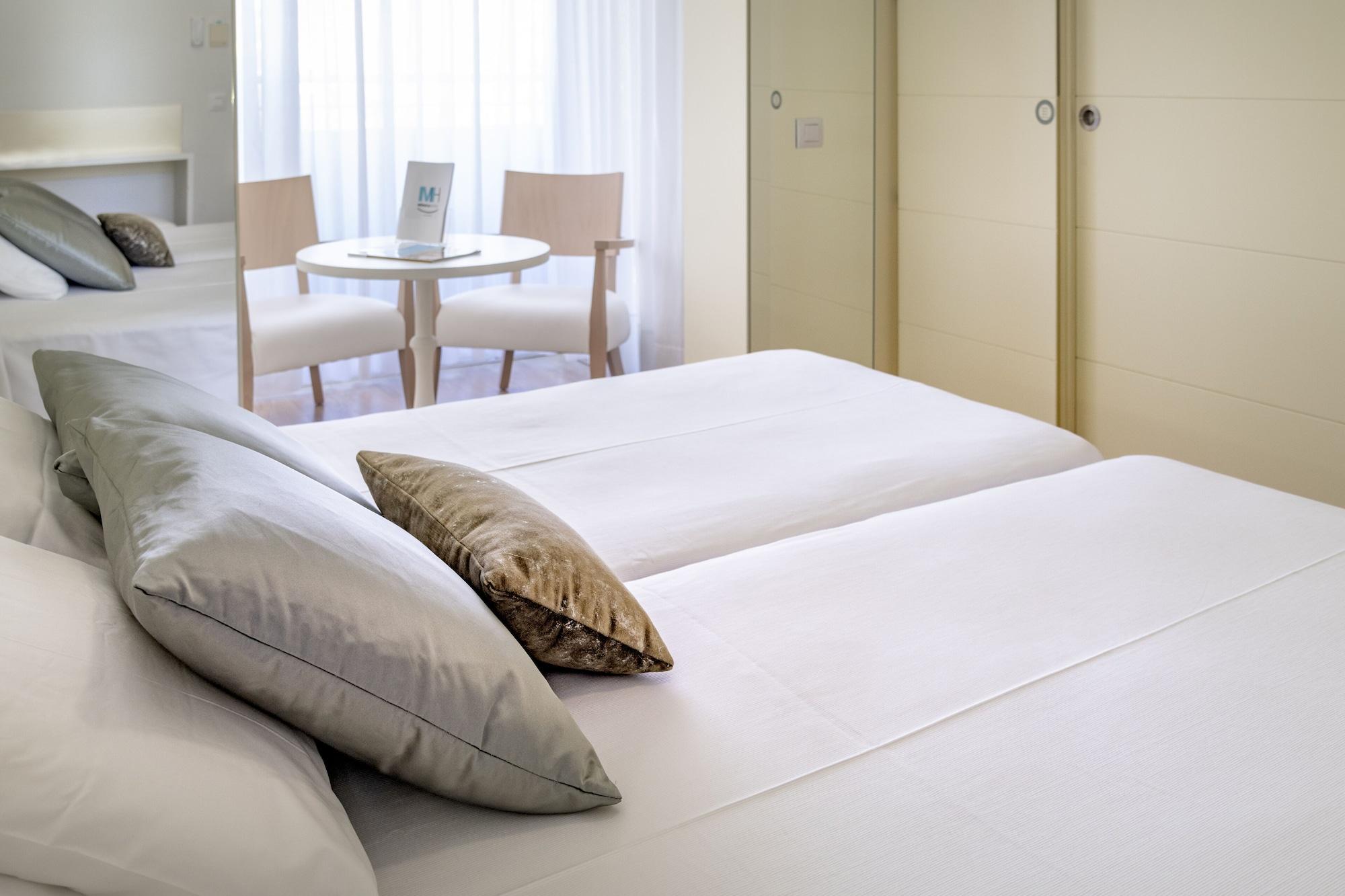 Monica Hotel กัมบริลส์ ภายนอก รูปภาพ