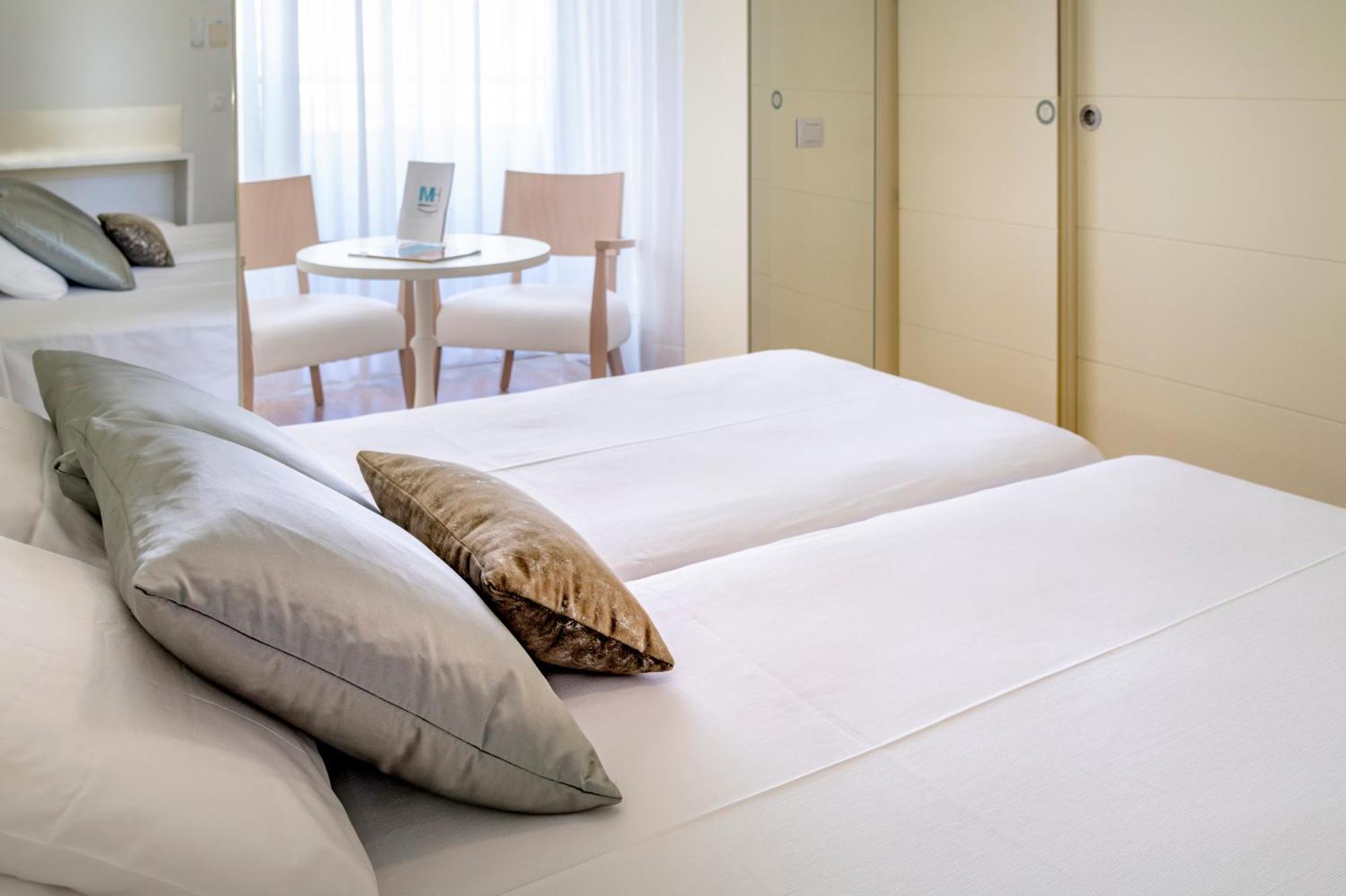 Monica Hotel กัมบริลส์ ภายนอก รูปภาพ