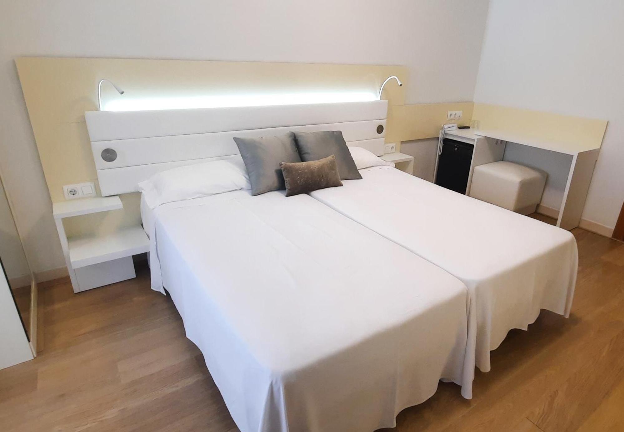 Monica Hotel กัมบริลส์ ห้อง รูปภาพ